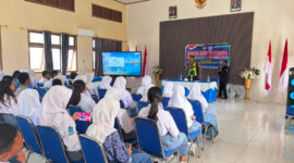 Para siswa serius mengikuti kegiatan Police goes to school yang disampaikan langsung oleh Satlantas Polres Halteng