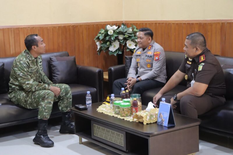 Kapolres Kepulauan Sula AKBP Handres, S.H., S.I.K., bersama Dandim 1510/Sula Letkol Inf. Zulfani, S.Sos., ke Kejaksaan Negeri Kepulauan Sula dan diterima langsung oleh Kajari Juli Antoro Hutapea, S.H., M.H