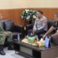 Kapolres Kepulauan Sula AKBP Handres, S.H., S.I.K., bersama Dandim 1510/Sula Letkol Inf. Zulfani, S.Sos., ke Kejaksaan Negeri Kepulauan Sula dan diterima langsung oleh Kajari Juli Antoro Hutapea, S.H., M.H