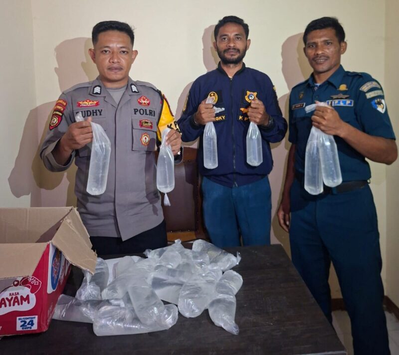 Puluhan kantong minuman keras berhasil diamnkan aparat gabungan di Pelabuhan Babang Halmahera Selatan