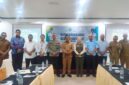 Asisten I Sekretariat Daerah Provinsi Maluku Utara, Kadri La Etje bersama Kadis Perkim Malut, Musyrifah Alhadar saat meimpin rakor singkronisasi dan harmoni data perumahan.