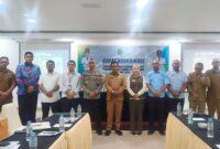 Asisten I Sekretariat Daerah Provinsi Maluku Utara, Kadri La Etje bersama Kadis Perkim Malut, Musyrifah Alhadar saat meimpin rakor singkronisasi dan harmoni data perumahan.