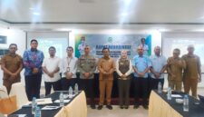 Asisten I Sekretariat Daerah Provinsi Maluku Utara, Kadri La Etje bersama Kadis Perkim Malut, Musyrifah Alhadar saat meimpin rakor singkronisasi dan harmoni data perumahan.