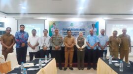 Asisten I Sekretariat Daerah Provinsi Maluku Utara, Kadri La Etje bersama Kadis Perkim Malut, Musyrifah Alhadar saat meimpin rakor singkronisasi dan harmoni data perumahan.