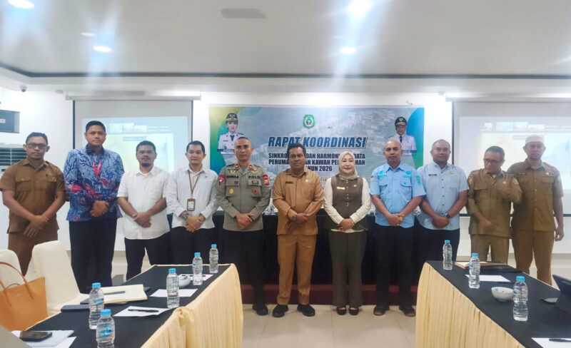 Asisten I Sekretariat Daerah Provinsi Maluku Utara, Kadri La Etje bersama Kadis Perkim Malut, Musyrifah Alhadar saat meimpin rakor singkronisasi dan harmoni data perumahan.