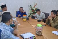 Sekda Malut Samsuddin A Kadir saat memimpin rapat bersama PLN dalam rangka menindaklanjuti program listri masuk desa.