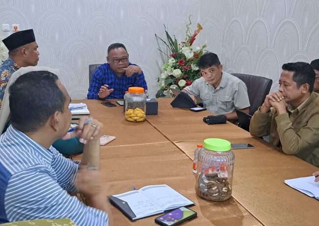 Sekda Malut Samsuddin A Kadir saat memimpin rapat bersama PLN dalam rangka menindaklanjuti program listri masuk desa.