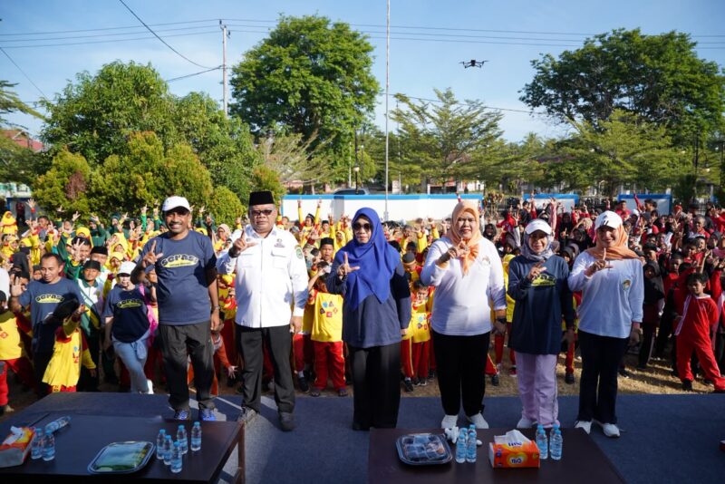 Sekda Malut, Samsuddin a Kadir mengikuti kegiatan senam literasi yang dilaksanakan oleh Dinas Kerasipan dan Perpustakan Provinsi Maluku Utara