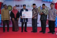 Wagub Malut Sarbin Sehe menyerahkan mobil ambulance ke Rumah Sakit Islam PKU Muhammadiyah Ternate