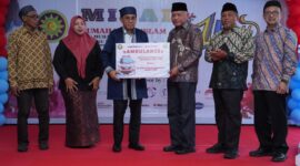 Wagub Malut Sarbin Sehe menyerahkan mobil ambulance ke Rumah Sakit Islam PKU Muhammadiyah Ternate
