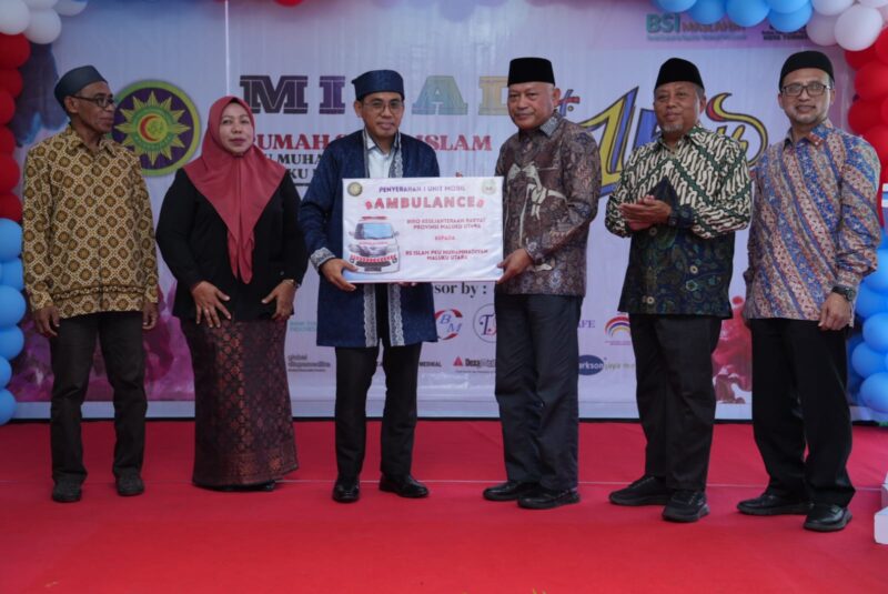 Wagub Malut Sarbin Sehe menyerahkan mobil ambulance ke Rumah Sakit Islam PKU Muhammadiyah Ternate
