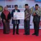Wagub Malut Sarbin Sehe menyerahkan mobil ambulance ke Rumah Sakit Islam PKU Muhammadiyah Ternate