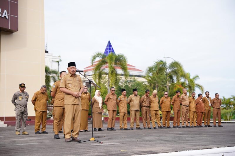 Wagub Malut Sarbin Sehe menyampaikan peran ASN dalam meredam isu kelangkaan BBM yang disampaikan saat apel pagi