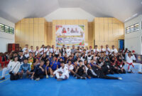 Wagub Sarbin Sehe bersama para atlet dan official Taekondo