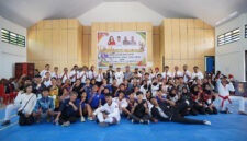 Wagub Sarbin Sehe bersama para atlet dan official Taekondo
