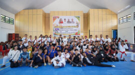 Wagub Sarbin Sehe bersama para atlet dan official Taekondo