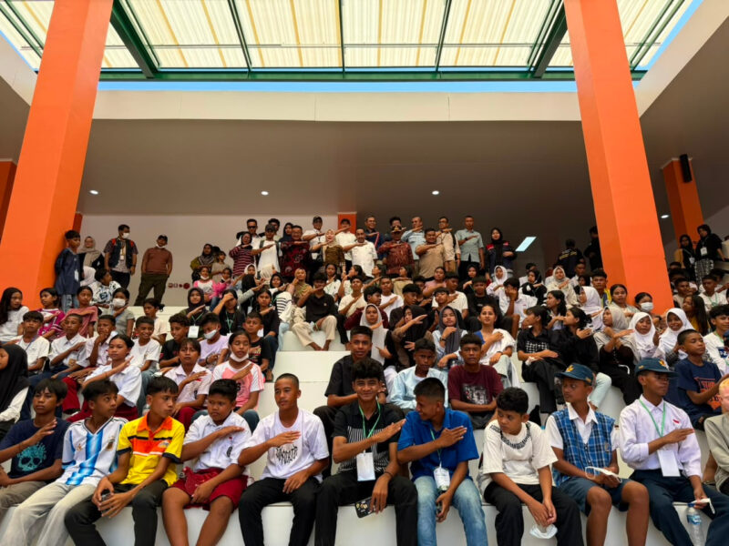 Staf Ahli Gubernur Bidang Ekonomi, Keuangan, dan Pembangunan, Abdullah Assegaf, meresmikan sekaligus membuka Masa Pengenalan Lingkungan Sekolah (MPLS) Tahun Ajaran 2026/2027