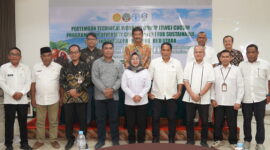 Asisten II Setda Malut. Sri Haryati Hatari bersama para hadirin pada kegitan Technical Working Group (TWG) Proyek Crop Diversity Conservation for Sustainable Use in Indonesia (CDCSUI)