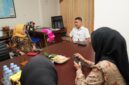 Asisten II Bidang Perekonomian dan Administrasi Pembangunan Setda Provinsi Maluku Utara, Sri Haryanti Hatari, bersama Kepala BULOG Cabang Ternate, Jefry Tanasi,