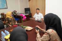 Asisten II Bidang Perekonomian dan Administrasi Pembangunan Setda Provinsi Maluku Utara, Sri Haryanti Hatari, bersama Kepala BULOG Cabang Ternate, Jefry Tanasi,