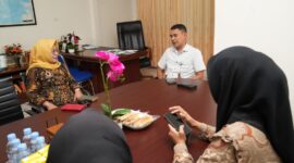 Asisten II Bidang Perekonomian dan Administrasi Pembangunan Setda Provinsi Maluku Utara, Sri Haryanti Hatari, bersama Kepala BULOG Cabang Ternate, Jefry Tanasi,