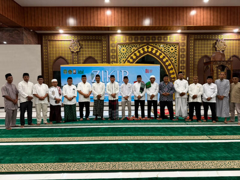 Doa dan zikir bersama dalam rangka menyambut bulan kemerdekaan dipimpin langsung oleh Wagub Malut di Masjid Raya Shafful Khairaat