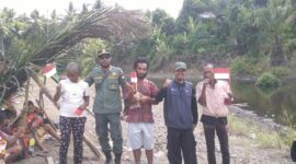 Foto bersama orang suku Tobelo Dalam usai upacara HUT ke-81 RI