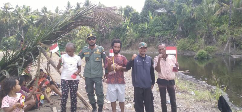 Foto bersama orang suku Tobelo Dalam usai upacara HUT ke-81 RI