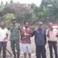 Foto bersama orang suku Tobelo Dalam usai upacara HUT ke-81 RI