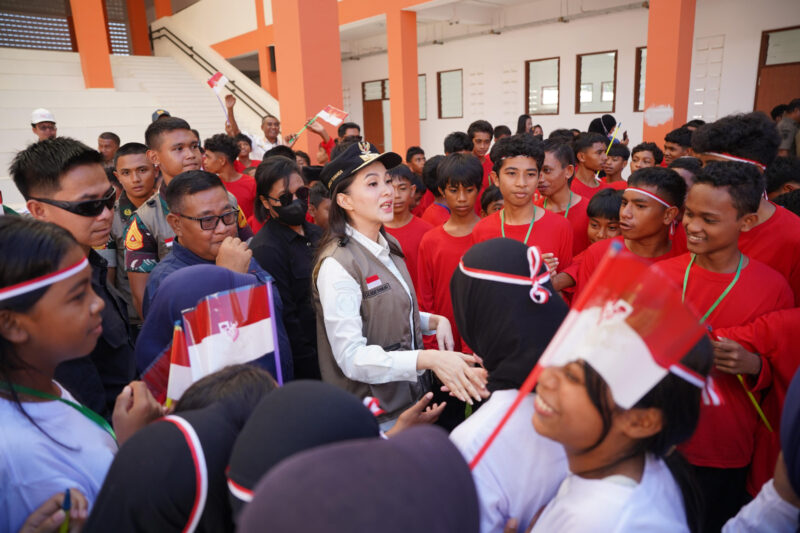 Gubernur Sherly Laos di tenagh anak-anak sekolah rakayat