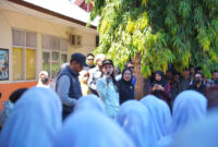 Gubernur Sherly saat melakukan kunjungan ke SMA 5 Tidore