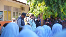 Gubernur Sherly saat melakukan kunjungan ke SMA 5 Tidore