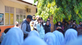 Gubernur Sherly saat melakukan kunjungan ke SMA 5 Tidore