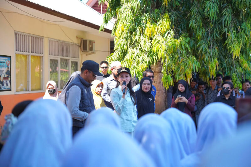 Gubernur Sherly saat melakukan kunjungan ke SMA 5 Tidore