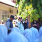 Gubernur Sherly saat melakukan kunjungan ke SMA 5 Tidore