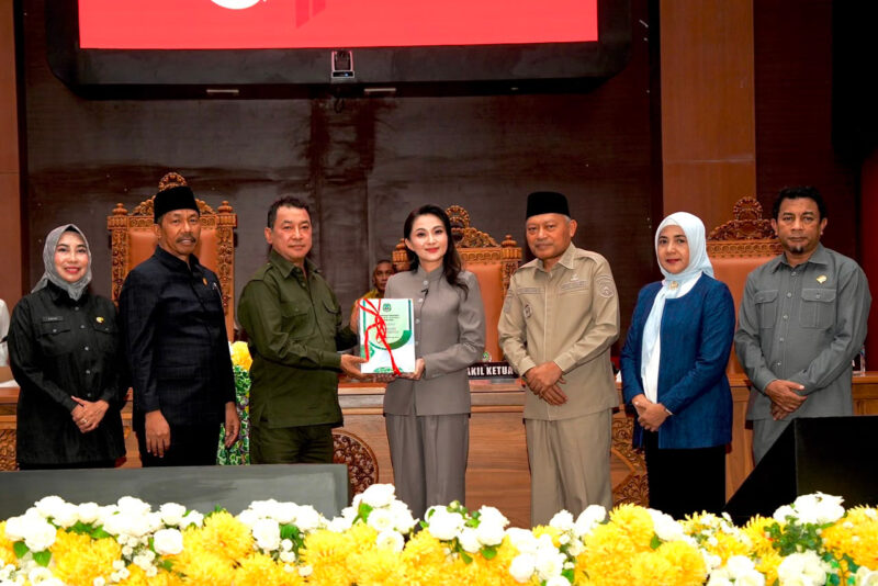 Gubernur didampingi Wagub menyerahkan dokumen KUA PPAS 2027