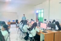 Kapala Sub Bagian Penerimaan Mahasiswa Baru (PMB) Unibrah, Suratman Naim saat mengawasi kegiatan ujian masuk UNIBRAH. 