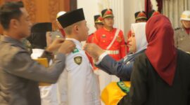 Bupati Kepulauan Sula, Fifian Adeningsi Mus saat mengukuhkan anggota Paskibraka Kabupaten Kepulauan Sula. 