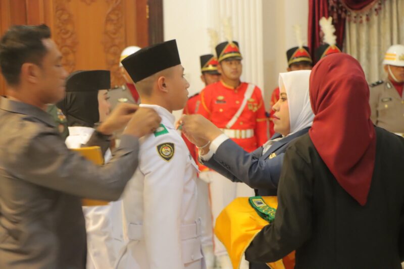Bupati Kepulauan Sula, Fifian Adeningsi Mus saat mengukuhkan anggota Paskibraka Kabupaten Kepulauan Sula. 