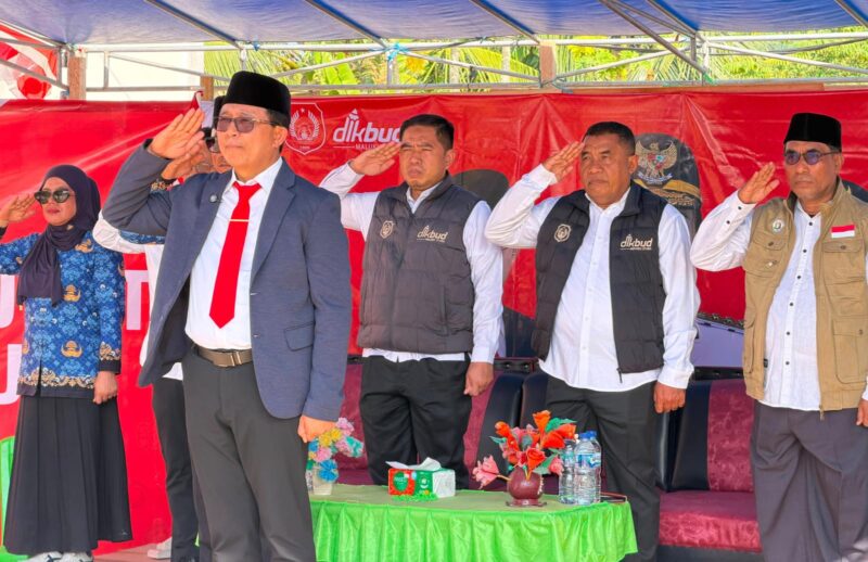 Ka Dikbud Abubakar Abdullah bersama jajaran melakukan upacara HUT ke-81 RI