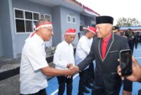 Wakil Gubernur Maluku Utara, H. Sarbin Sehe menyalami warga binaan penerima remisi. 