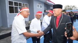 Wakil Gubernur Maluku Utara, H. Sarbin Sehe menyalami warga binaan penerima remisi. 