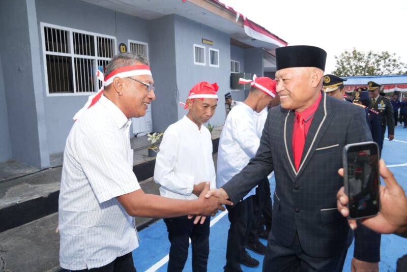 Wakil Gubernur Maluku Utara, H. Sarbin Sehe menyalami warga binaan penerima remisi. 