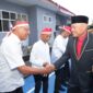 Wakil Gubernur Maluku Utara, H. Sarbin Sehe menyalami warga binaan penerima remisi. 