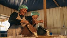 
Ibu-ibu anggota kelompok Rumah Usaha Tangguh Ekonomi (RUTE) tengah memproses adonan kedelai untuk pembuatan tahu di Desa Soligi, Halmahera Selatan (Dokumentasi: Istimewa)
