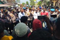 Masa aksi mendatangi Polres Sula untuk meminta kasus pembunuhan Riswan Umasugi diusut tuntas. 