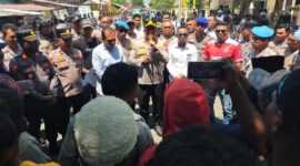 Masa aksi mendatangi Polres Sula untuk meminta kasus pembunuhan Riswan Umasugi diusut tuntas. 