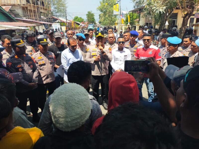 Masa aksi mendatangi Polres Sula untuk meminta kasus pembunuhan Riswan Umasugi diusut tuntas. 