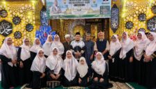 Warga masyarakat melaksanakan tradisi Maulid di Masjid Al-Muhajirin Desa Galala Kota Tidore Kepulauan.