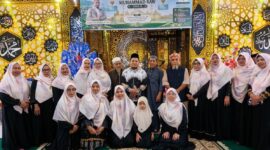 Warga masyarakat melaksanakan tradisi Maulid di Masjid Al-Muhajirin Desa Galala Kota Tidore Kepulauan. 